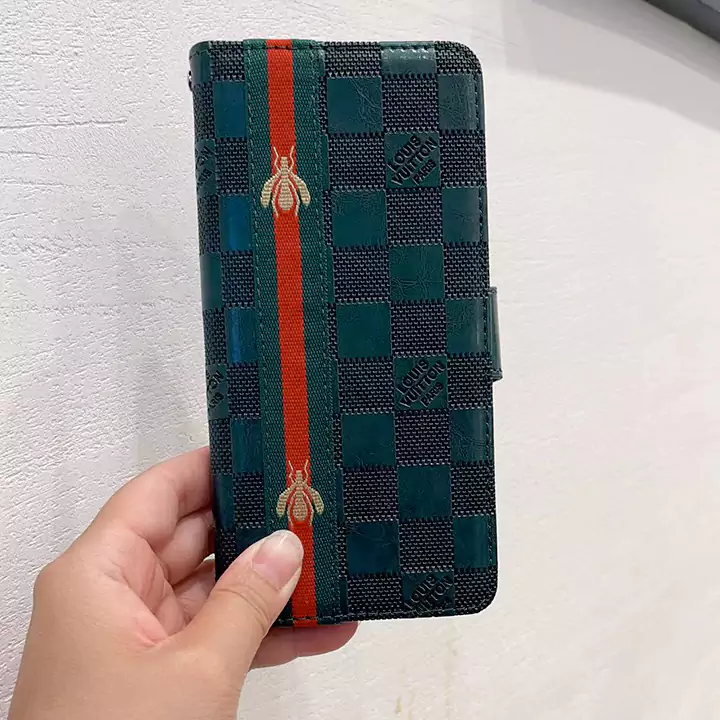 最高級 Gucci エンボスレザーAquos R8 Pro電話ケース (ブルー) おしゃれ蜂柄ブランド柄Aquos sense8スマホケース グッチとアディダスの共同ブランド個性綺麗